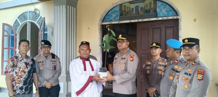 Kapolres Kampar Patroli dan Kunjungi Gereja di Hari Jumat Agung, Berikan Bibit Pohon