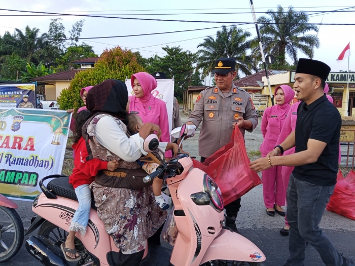 Polsek Kampar dan Bhayangkari Gelar Aksi Berbagi Takjil di Jalan Raya, Bangun Kehangatan Ramadhan
