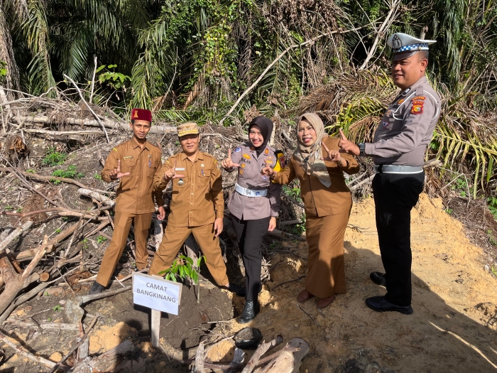 Satlantas Polres Kampar Rangkap Tugas, Sosialisasi Operasi Zebra, Panen Jagung, Hijaukan Sekolah, Mantap!