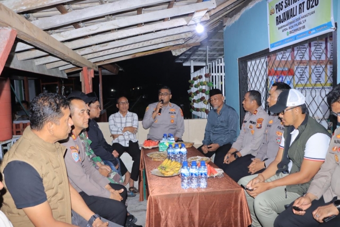 Kapolres Kampar Kunjungi Pos Satkamling Desa Hangtuah, Serahkan Bantuan dan Dengarkan Aspirasi Warga