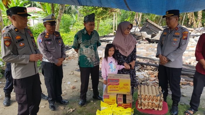 Kapolsek Siak Hulu Salurkan Bansos untuk Korban Kebakaran Rumah, Berupa Sembako dan Uang Tunai