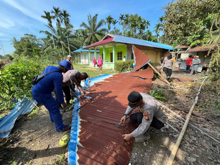KAPOLSEK RUPAT UTARA PIMPIN KEGIATAN GOTONG ROYONG PASCA TERJADINYA BENCANA ALAM ANGIN PUTING BELIUNG DI DESA TITI AKAR KEC. RUPAT UTARA