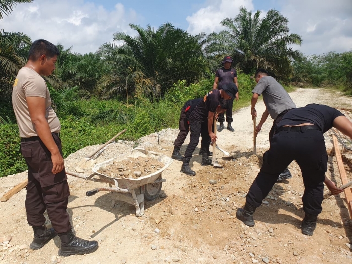 Personil Polda Riau dan Polres Kampar Semangat Selesaikan 3 Jembatan di Kuok, Progres Tertinggi Capai 70%