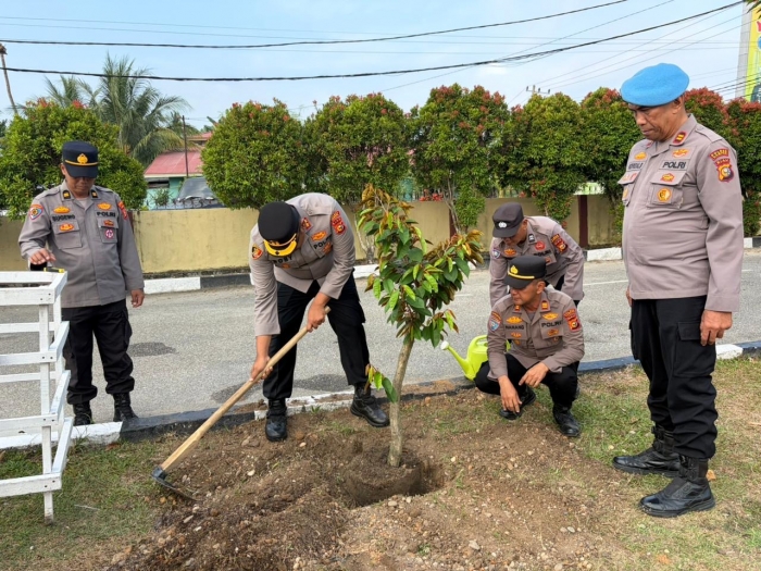 Kapolres Kampar Tanam Pohon Kenitu dari Kapolda Riau di Halaman Mapolres, Dukungan Pelestarian Lingkungan
