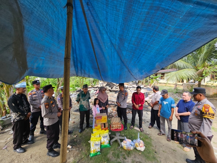Kapolsek Siak Hulu Bagikan Bansos Kepada Korban Kebakaran Rumah, Berikan Bantuan Sembako dan Uang Tunai