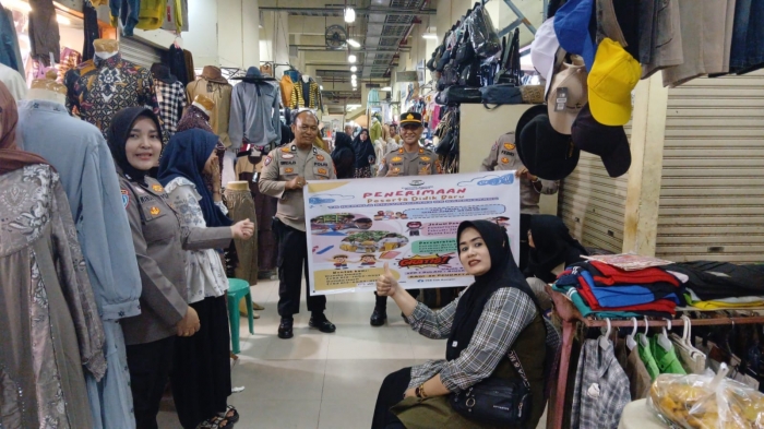 Sat Binmas Polres Kampar Blusukan ke Pasar Ramayana, Ajak Masyarakat Sekolahkan Anak di TK Kemala Bhayangkari!