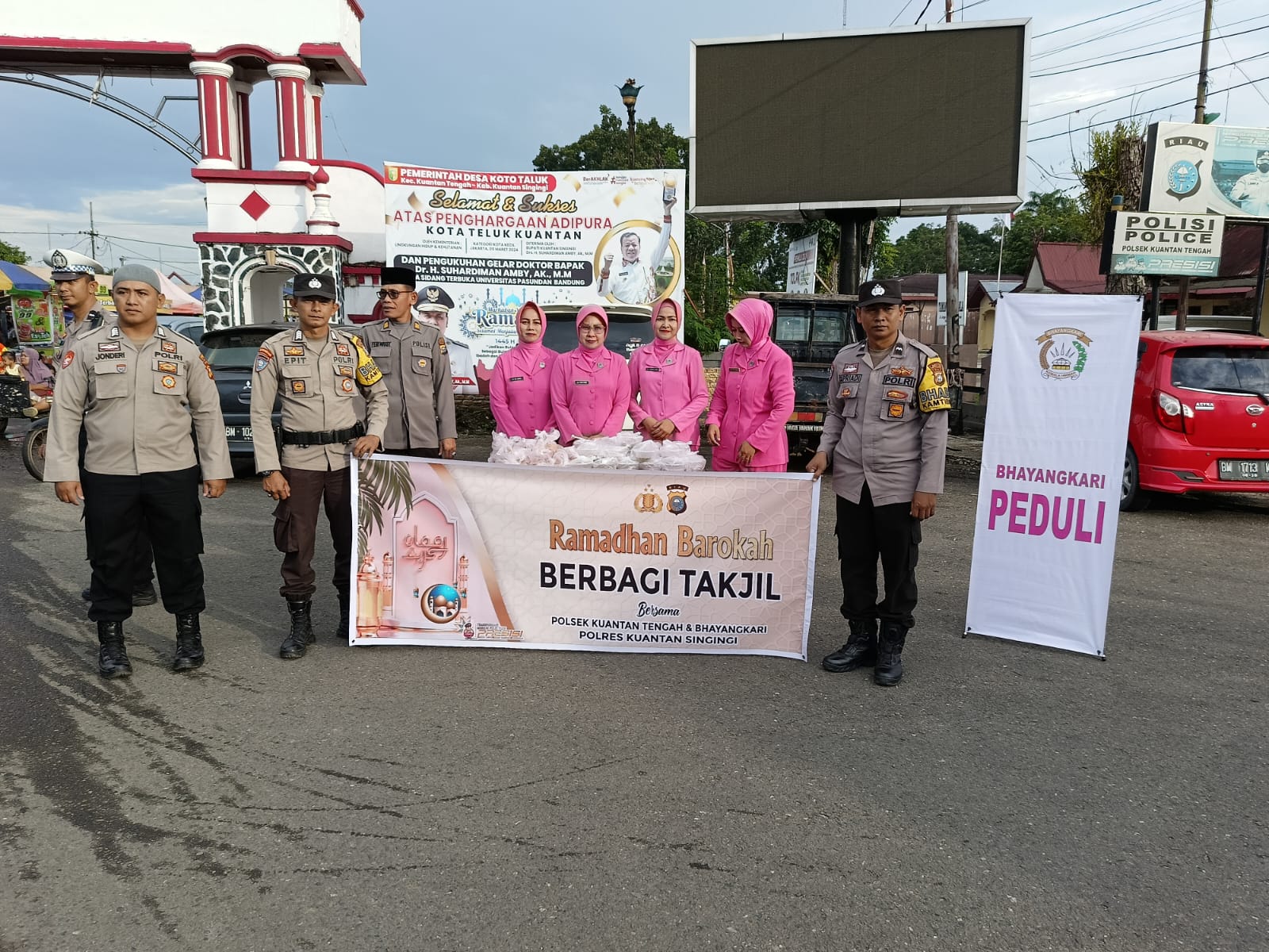 Personil Polsek Kuantan Tengah dan Bhayangkari Bagikan Takjil di Taman Jalur Kecamatan Kuantan Tengah