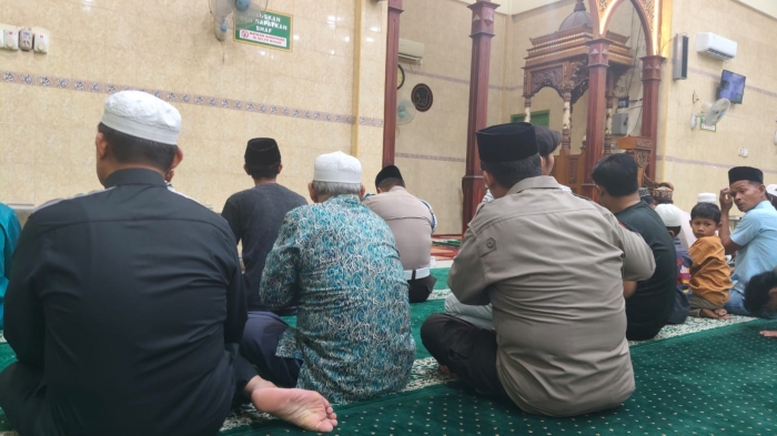 Jalin Kedekatan dengan Masyarakat, Polsek Kampar Gelar Tarawih Keliling di Masjid Al Amir Penyasawan