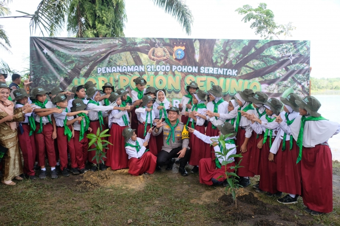 Hari Pohon, Kapolda Riau Pimpin Penanaman 21.000 Pohon Bareng 500 Siswa