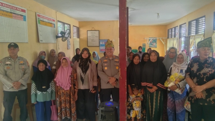 Jumat Berkah, Polsek Kampar Berbagi Sembako di Rumbio Jaya!