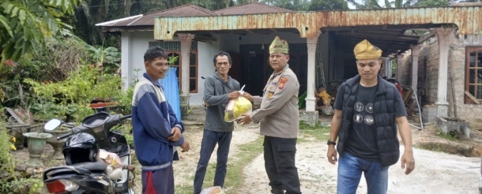 Polsek Kampar Bantu Korban Angin Puting Beliung Bersama PT. Green Palma