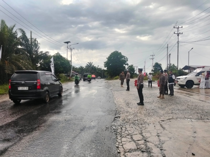 Personel Posyan KM 100 XIII Koto Kampar Sigap Atur Lalu Lintas, Pastikan Perjalanan Pemudik Lancar dan Aman