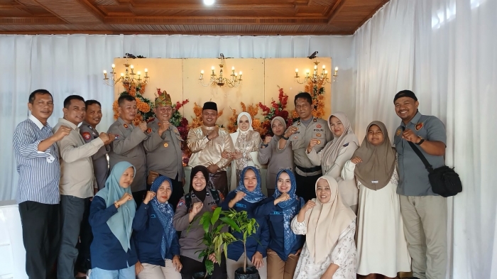 Kado Unik Kapolsek Kampar: Bibit Pohon Mangga untuk Pengantin!