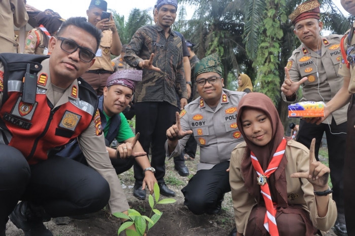 Ratusan Siswa Tapung Tanam Pohon Bersama Kapolres, Green Policing Dimulai!