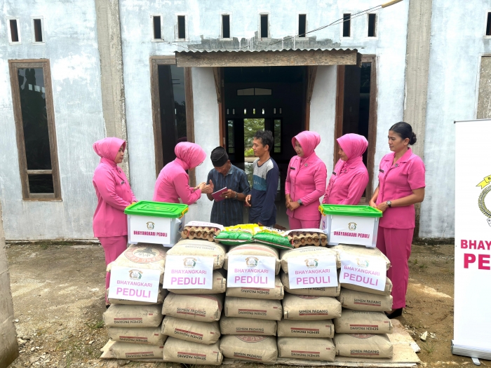 Sentuhan Nyata Bhayangkari Tapung Hulu Dukung Pembangunan Masjid Ar-Rayhan